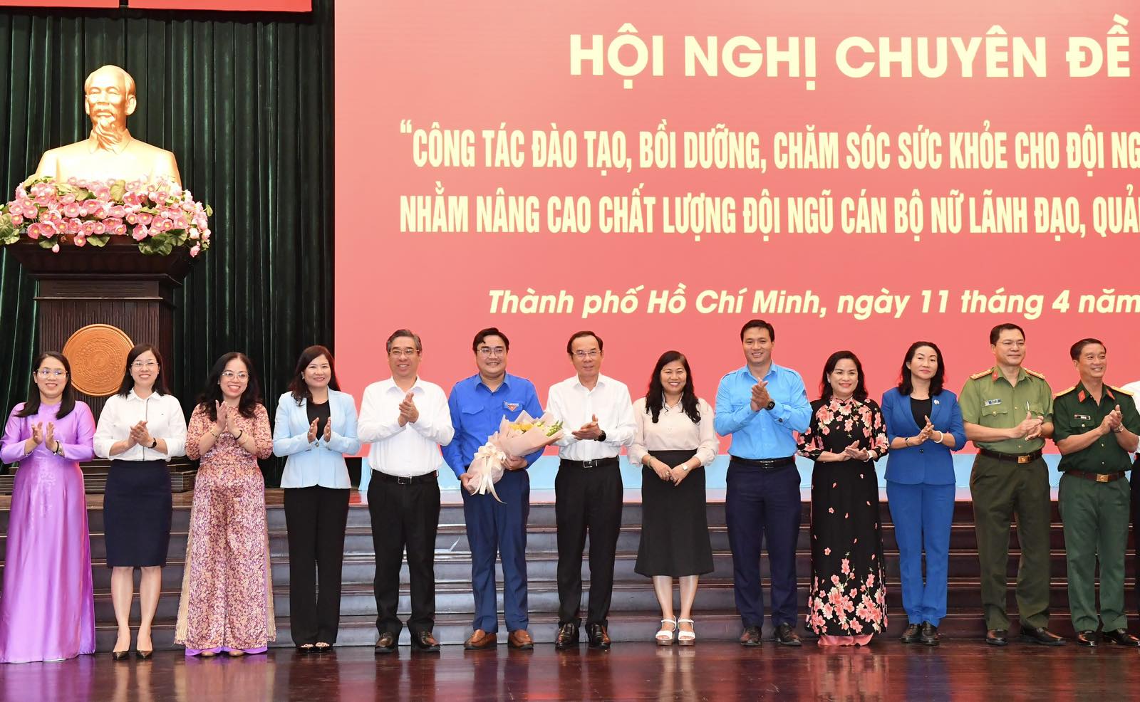 Bí thư Nguyễn Văn Nên và Phó Bí thư Nguyễn Phước Lộc tặng hoa chúc mừng ra mắt Hội đồng công tác nữ thanh niên TP. Hồ Chí Minh (Ảnh: Việt Dũng).